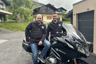 Eric Caloz (à droite), transmettra le flambeau du service de sécurité (escortes) de la FMVs à Albin Goumaz (à gauche) à l'issue du Tour de Romandie 2025
et Eric Caloz, responsables du service "escortes" de la FMVs, Fédération Motorisée Valaisanne